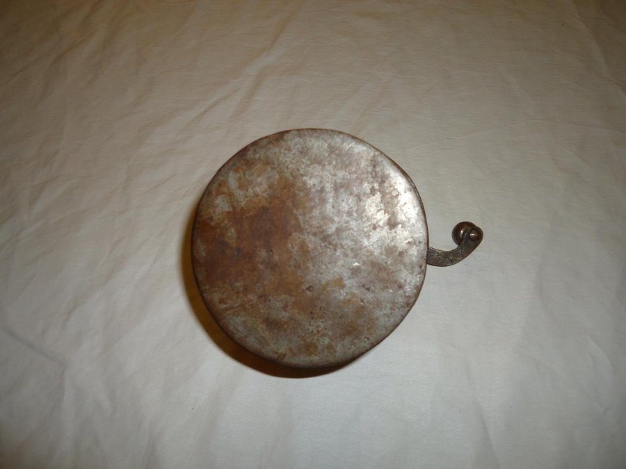 Antik Vintage Kvarn av metall 14 cm djup 115 cm höjd