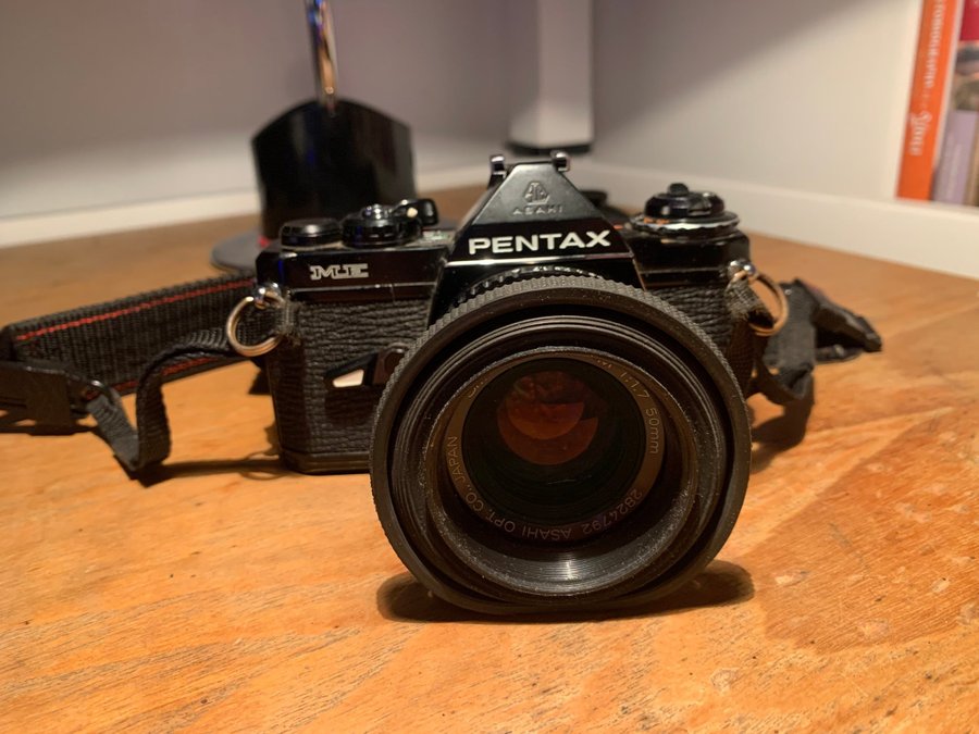 Pentax kamera ME med objektiv