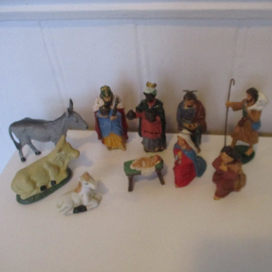 Äldre figuriner / jesubarnet / figurer till julkrubba / advent / vise män