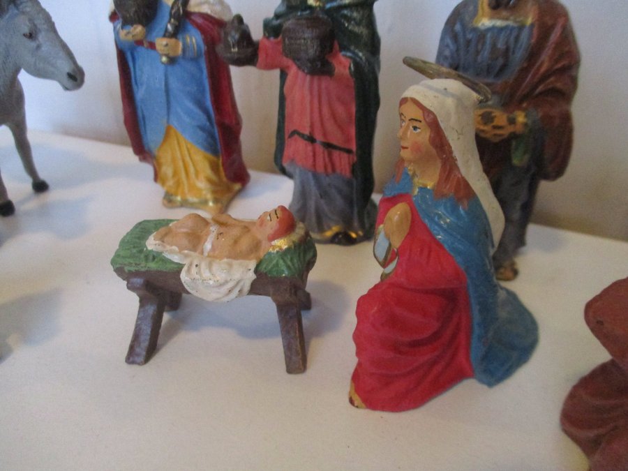 Äldre figuriner / jesubarnet / figurer till julkrubba / advent / vise män