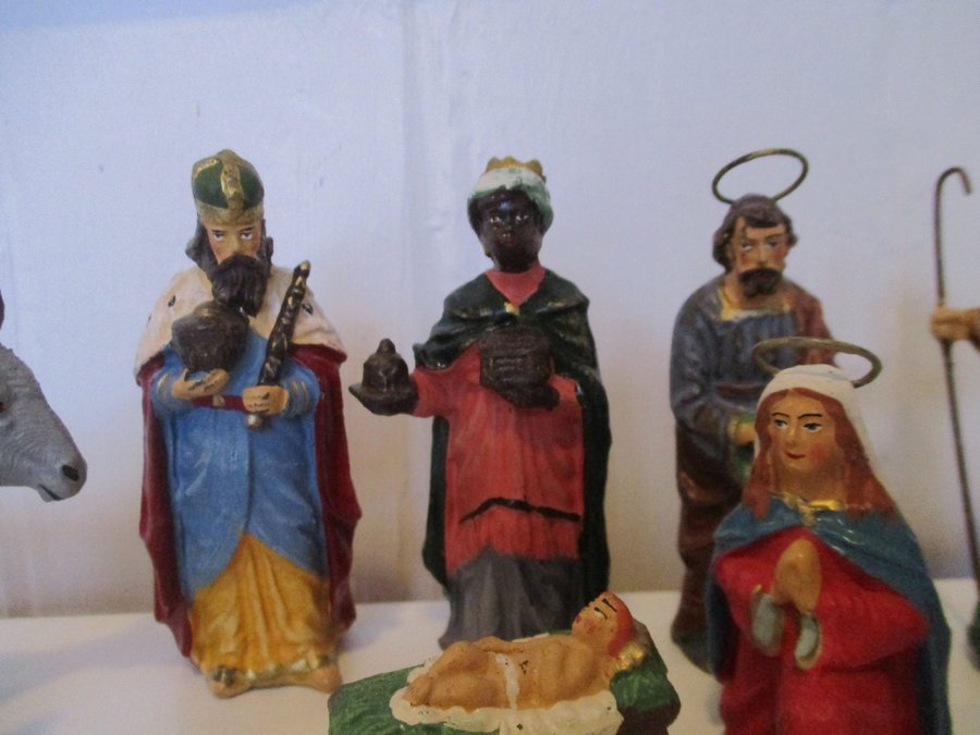 Äldre figuriner / jesubarnet / figurer till julkrubba / advent / vise män