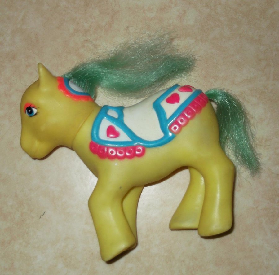 Gul ponny grön man färgglad rosa vit blå fin häst gullig barn present hästtjej