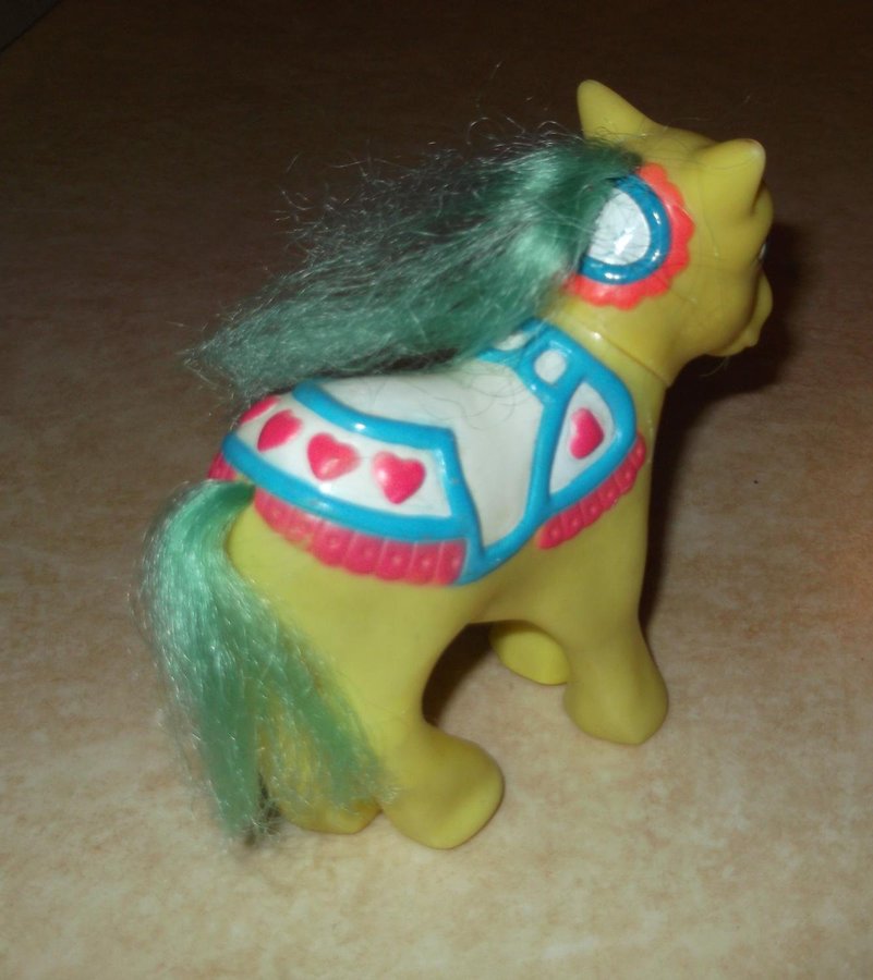 Gul ponny grön man färgglad rosa vit blå fin häst gullig barn present hästtjej