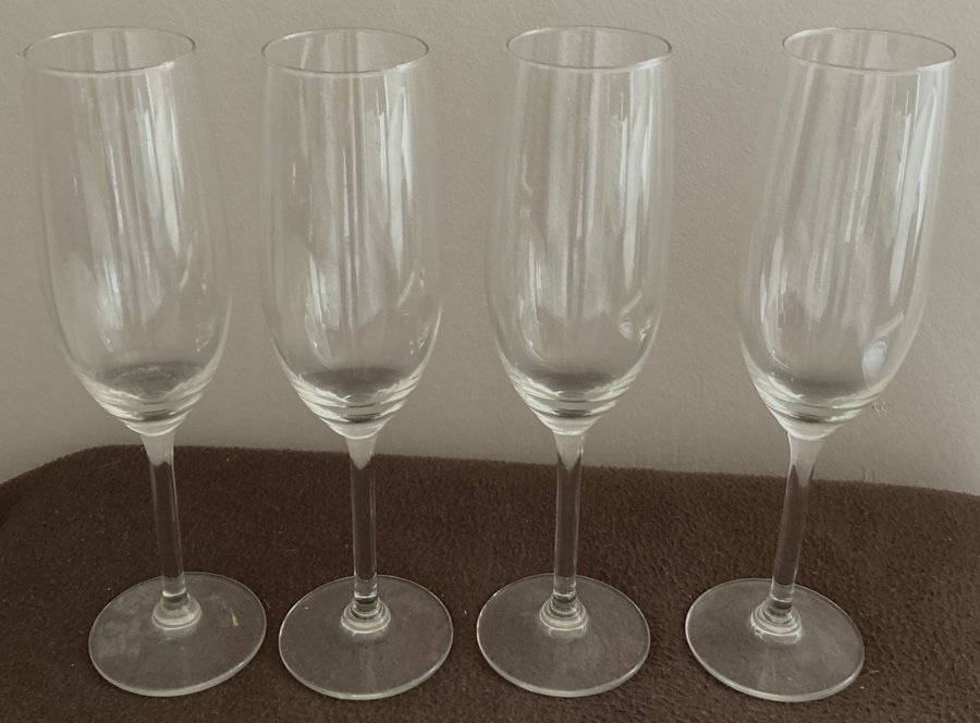 11 GLAS: 4 ST CHAMPAGNEGLAS + 3 ST COLA GLAS ALLGLAS + 4 ST SNAPS EL GRAPPA