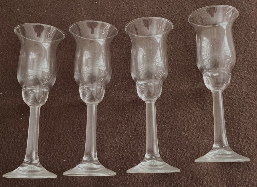 11 GLAS: 4 ST CHAMPAGNEGLAS + 3 ST COLA GLAS ALLGLAS + 4 ST SNAPS EL GRAPPA