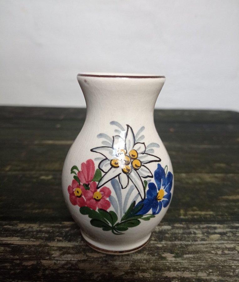 Lille porcelæns vase 9 cm høj.