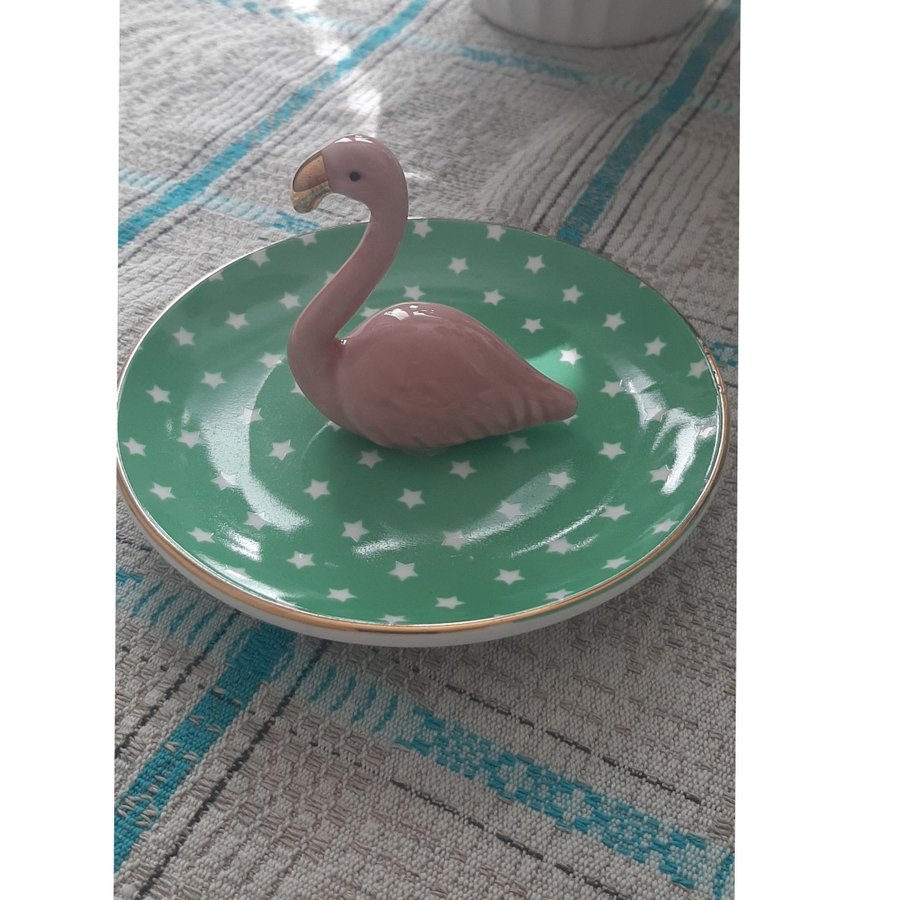 Snygg Smyckesfat ringhållare i flamingo-design