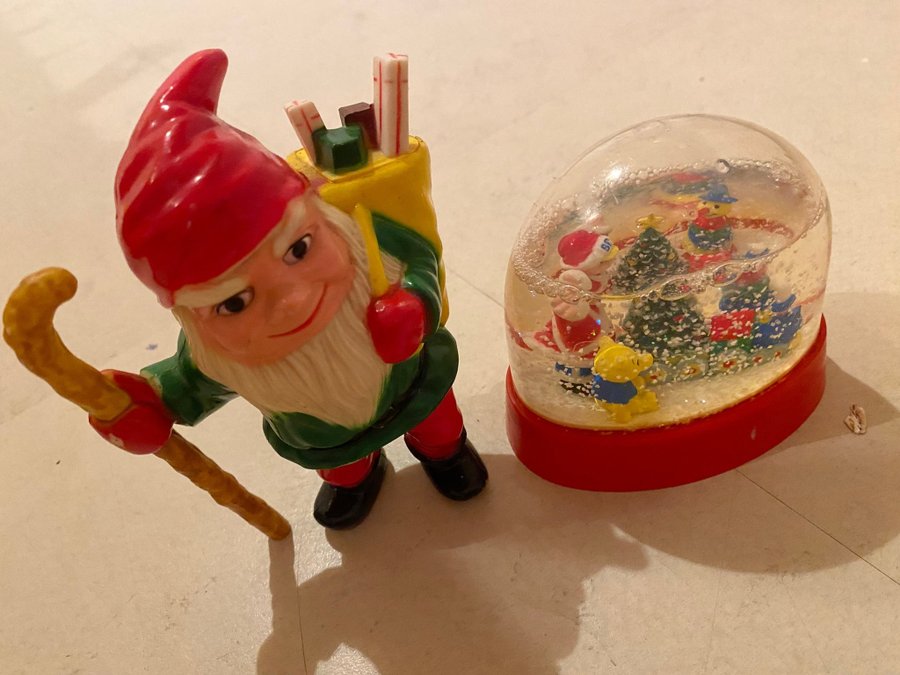 Jultomte Karen Kjærsgaard och en snöglob. Retro plast.