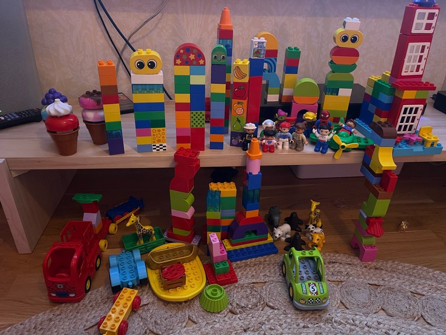 Lego Duplo - Stort set med figurer, fordon och byggstenar