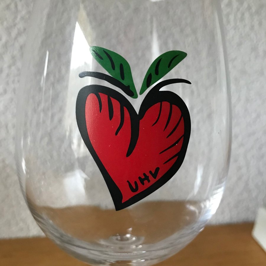 KOSTA BODA 4 VIN GLAS KOLLEKTION FRIEDSHIP TWO OLYCKA KREATIV MOTIV