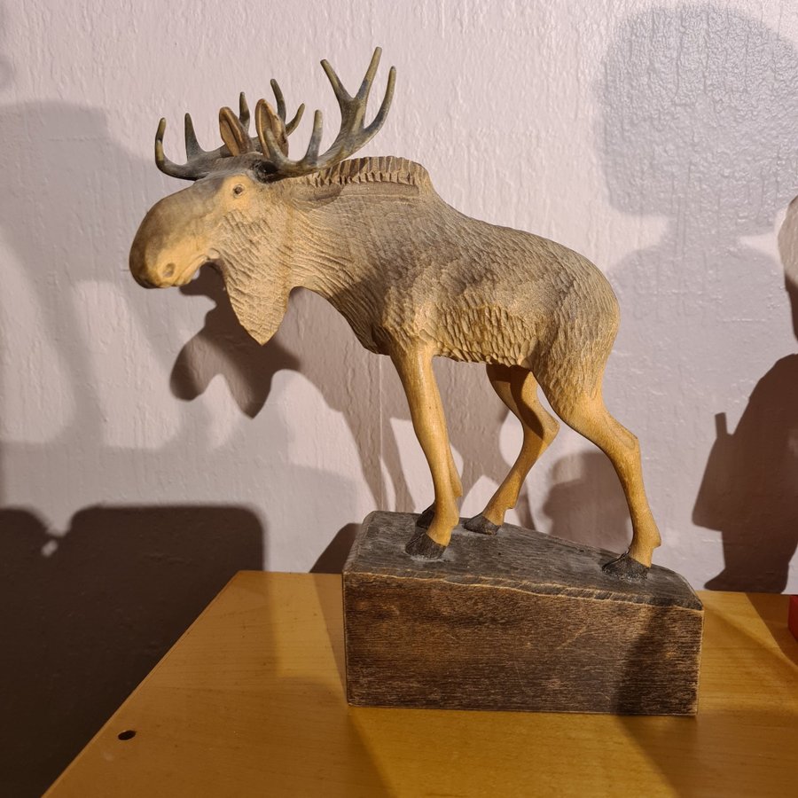 ÄLG SNIDAT TRÄ V NIEMINEN TRÄFIGUR TRÄSKULPTUR TRÄFIGURIN NORRLAND LAPPLAND