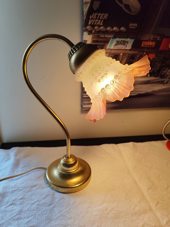 Snygg bordslampa med rosa skärm