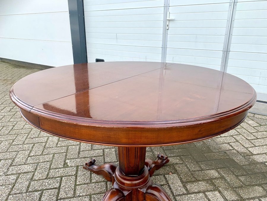 Klassieke Ronde Notenhouten Eettafel