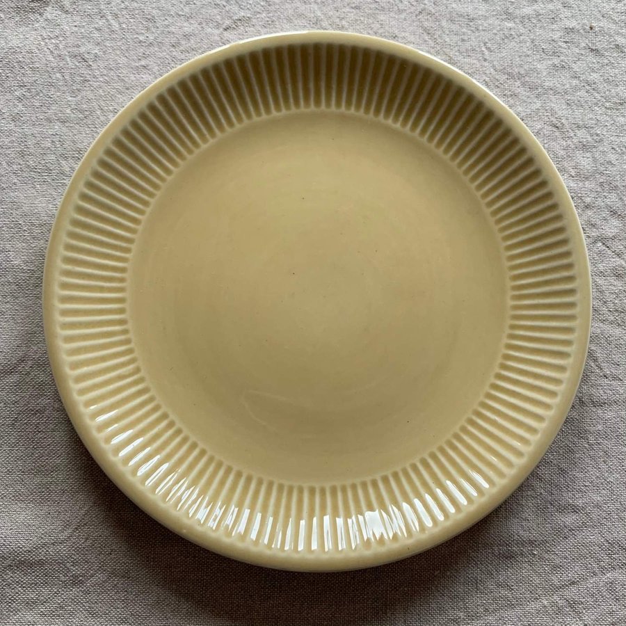 GUL assiett/förrättstallrik räfflad kant diameter ca 21 cm