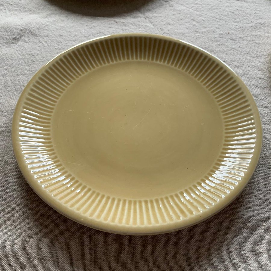 GUL assiett/förrättstallrik räfflad kant diameter ca 21 cm