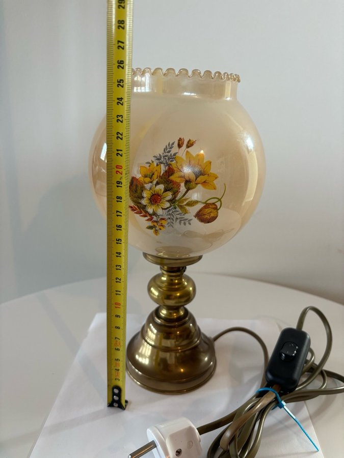 Svensktillverkad bordslampa med blommönster