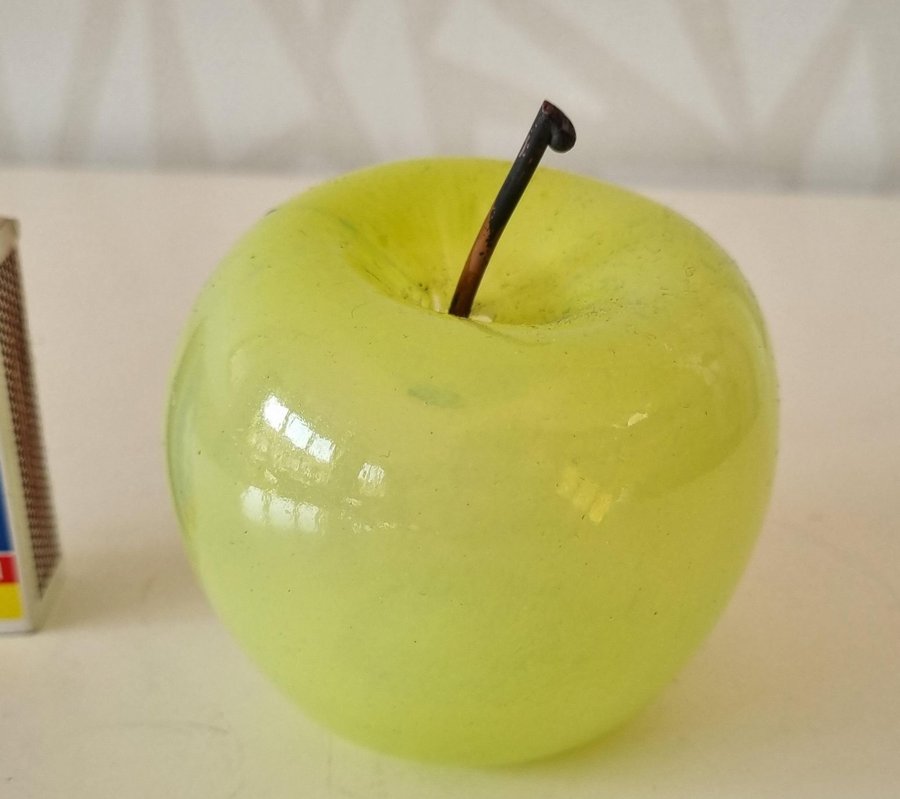 Vackert ljusgrönt glasäpple / äpple i glas av Gunilla Kihlgren - handblåst