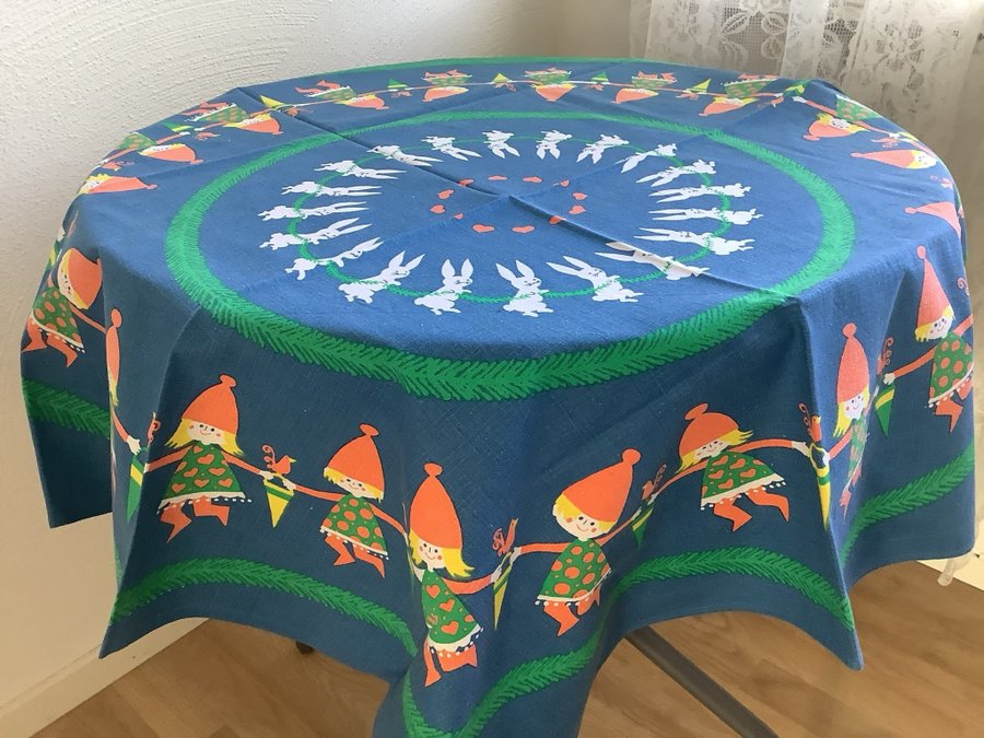 Charmig och udda Julduk **Retro tryck ** Kaniner i ring **85 x 88 cm