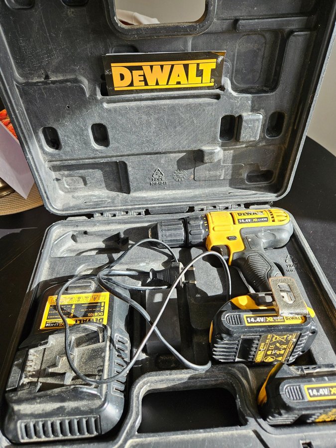 Dewalt 14.4V XR skruvdragare Laddare och 2 st batterier