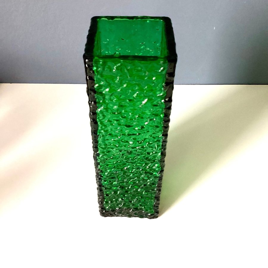 Grön glasvas Vintage Retro 19 cm hög 6x6 cm Vas i grönt glas 60-70-tal