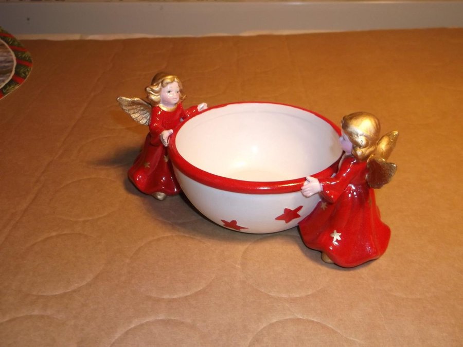 Skål med två röda Änglar som har guldvingar Röd Ängel Guldfärg Advent Lucia Jul