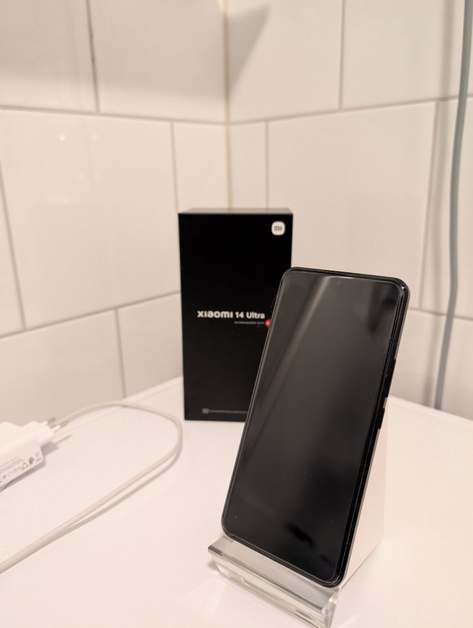 XIAOMI 14 ULTRA 16 / 512GB med tillbehör (skal, 90w-laddare, trådlös laddare)