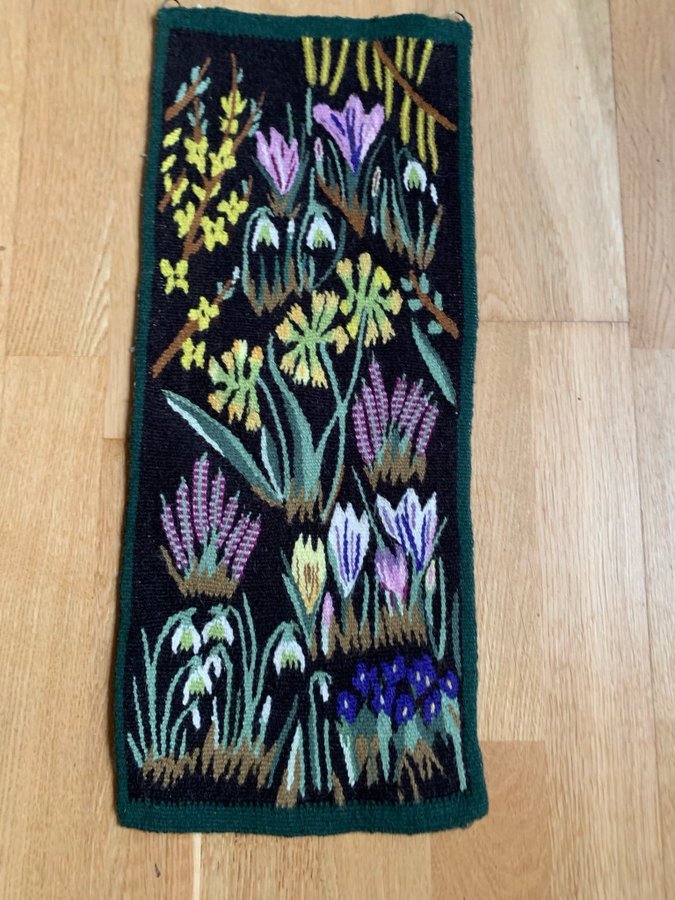 Flamskvävnad Väggbonad med vårblommor handvävd i ullgarn 21 x 51 cm