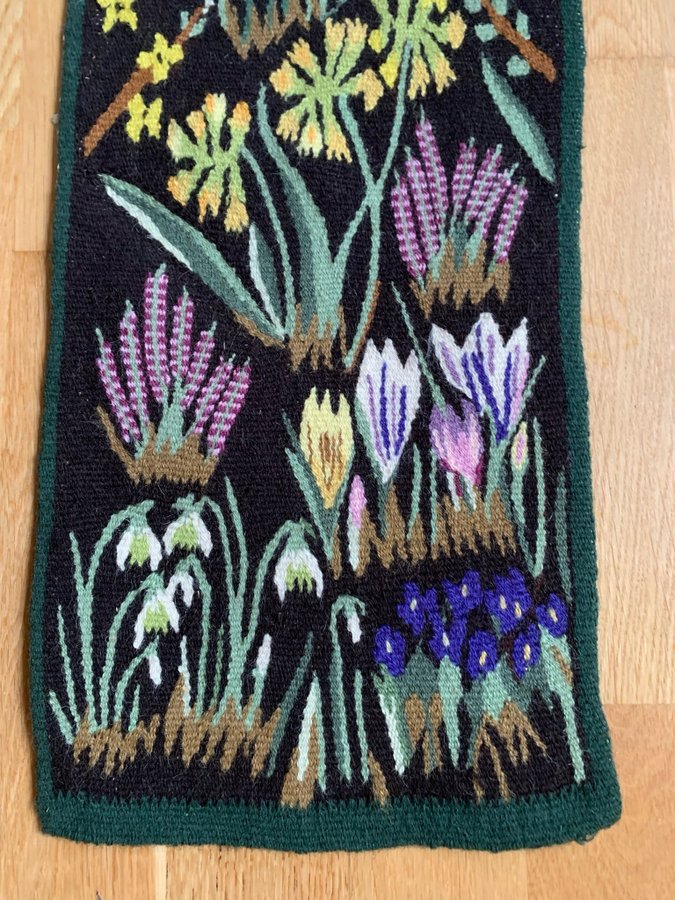 Flamskvävnad Väggbonad med vårblommor handvävd i ullgarn 21 x 51 cm