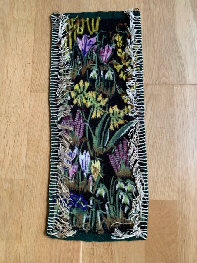 Flamskvävnad Väggbonad med vårblommor handvävd i ullgarn 21 x 51 cm