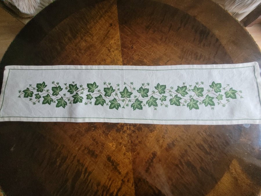 Vacker duk löpare handbroderad murgröna 18×80cm