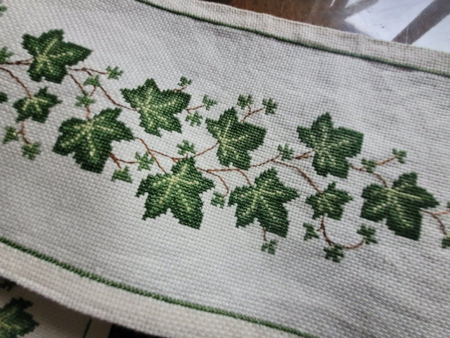 Vacker duk löpare handbroderad murgröna 18×80cm