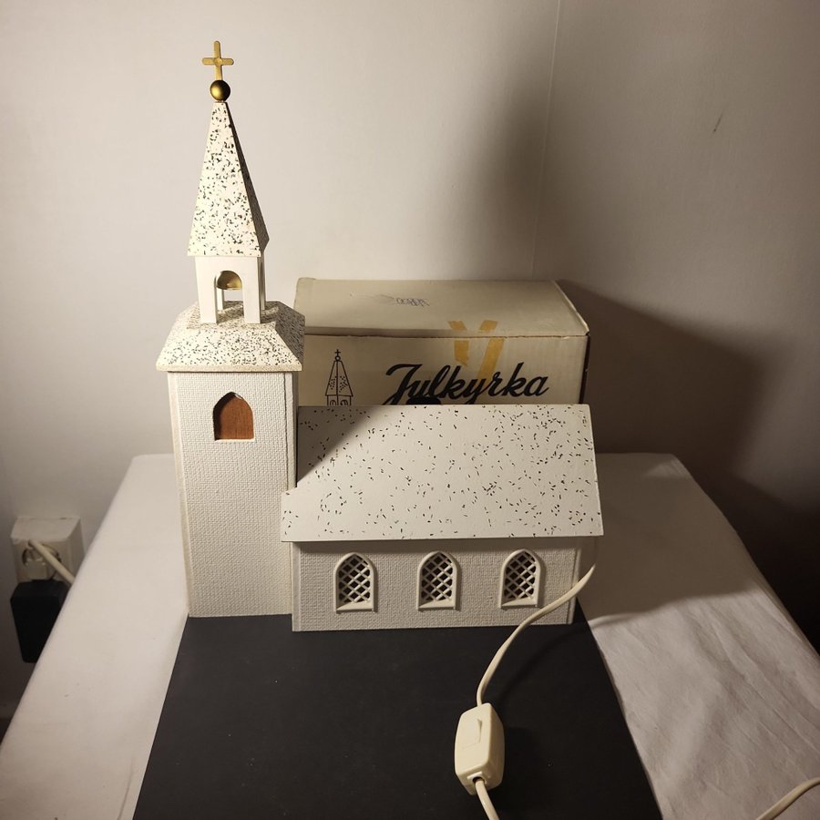 Julkyrka med Spelverk och Elektrisk Belysning ***