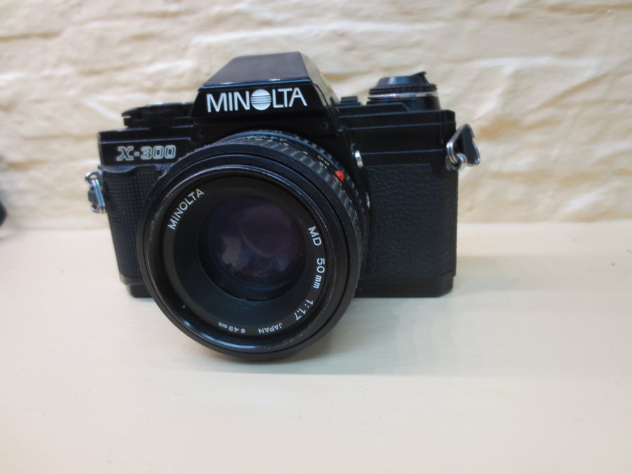 Minolta X-300 Analog Systemkamera med objektiv