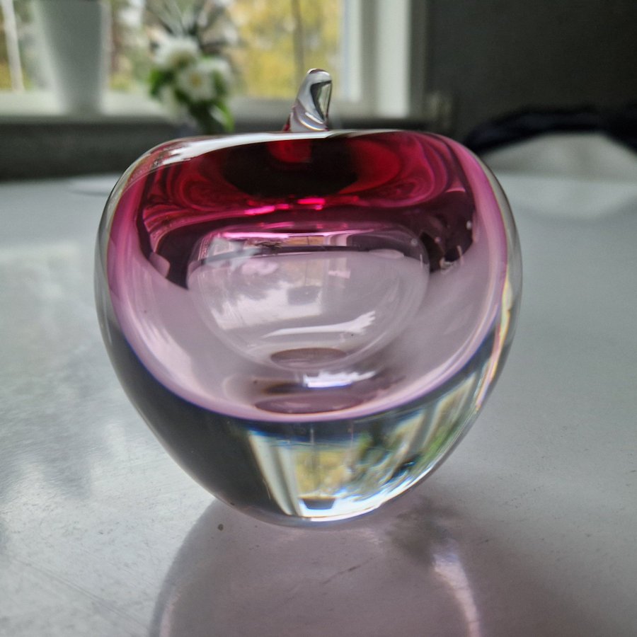 Glasskulptur rosa konstglas äpple Studio Åhus Hanne Dreutler och Arthur Zirnsack