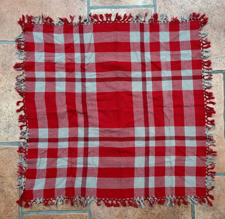 Duk i textil, röd och grå - stl 80x80cm