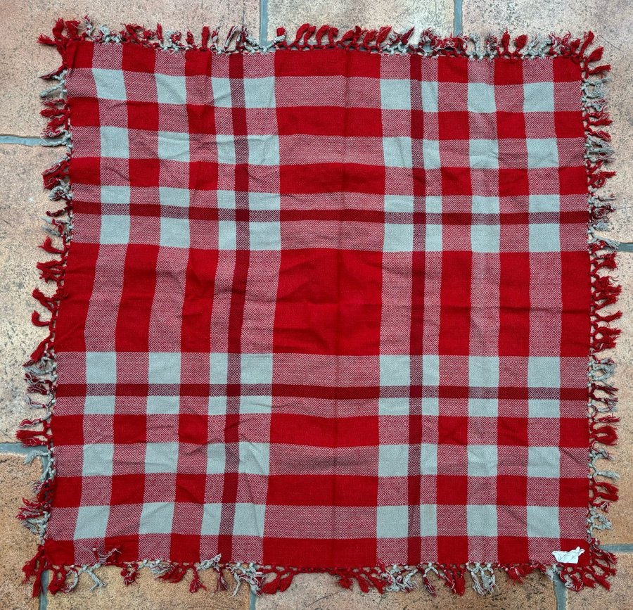 Duk i textil, röd och grå - stl 80x80cm