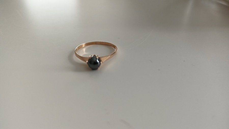 Mycket vacker guldring med svart sten 14K Ringen är i mycket fint skick Titta