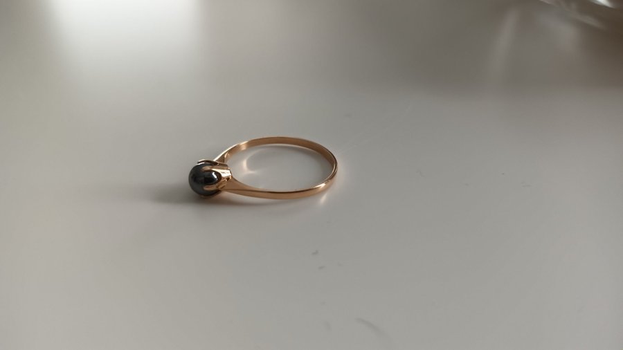 Mycket vacker guldring med svart sten 14K Ringen är i mycket fint skick Titta