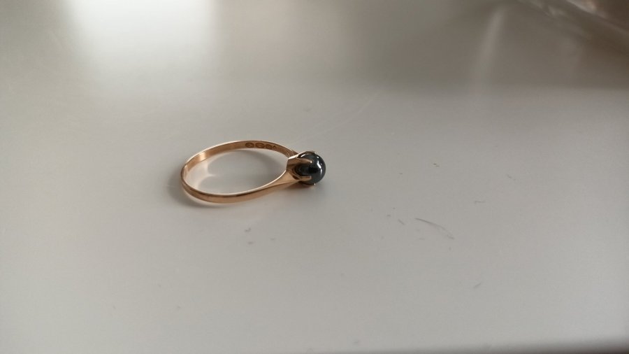 Mycket vacker guldring med svart sten 14K Ringen är i mycket fint skick Titta