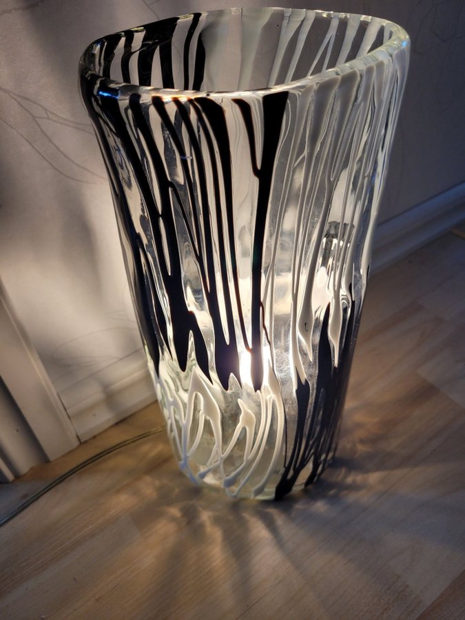 En bordslampa i glas Eglo