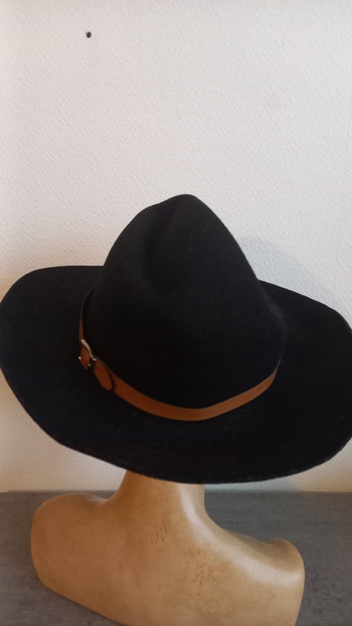 Fin hatt ORGINAl BASIC sizze 55 cm