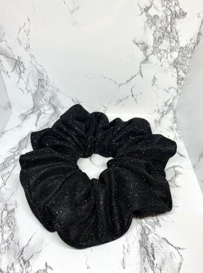 Svart glittrig glitter XXL överdimensionerad Scrunchie Enchanted Scrunch NY