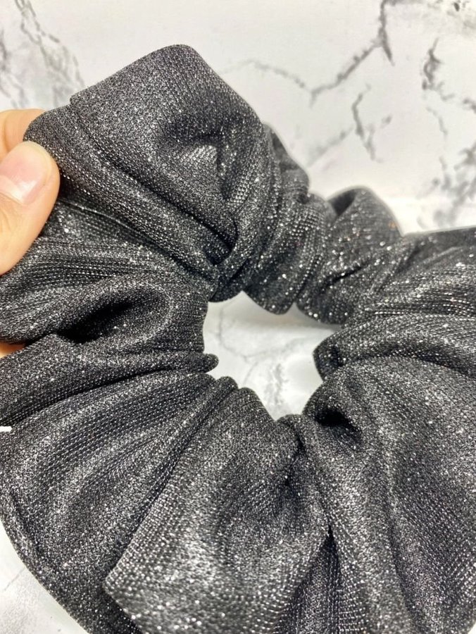 Svart glittrig glitter XXL överdimensionerad Scrunchie Enchanted Scrunch NY