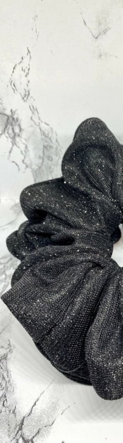 Svart glittrig glitter XXL överdimensionerad Scrunchie Enchanted Scrunch NY