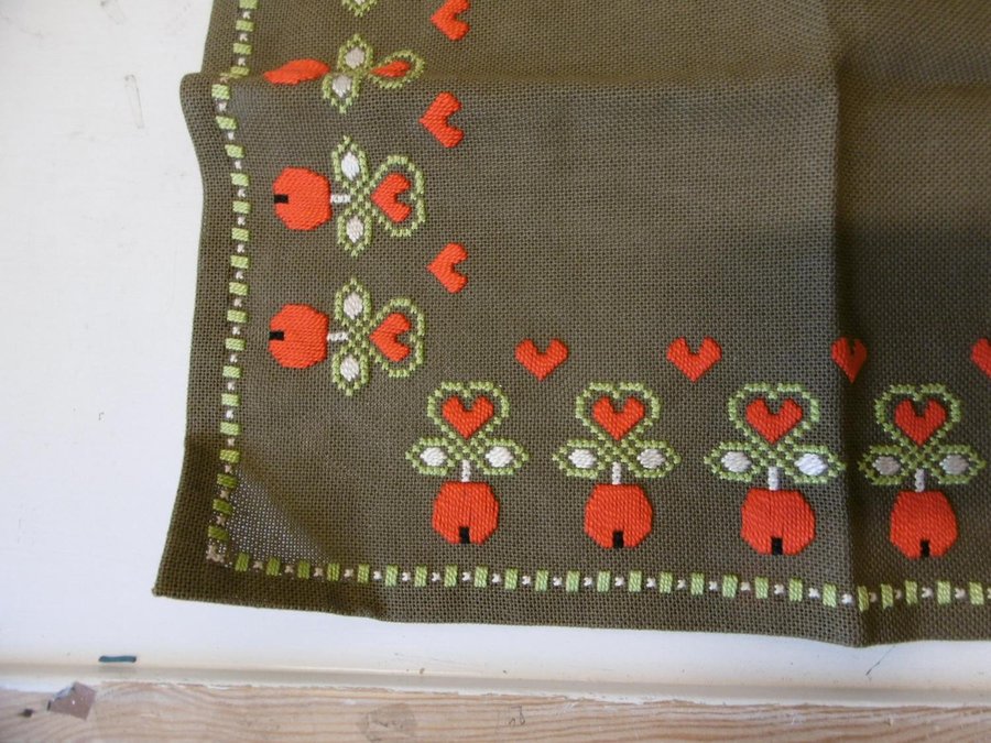 Retro broderad julduk med äpplen på grön botten 33x33 cm, 60-tal