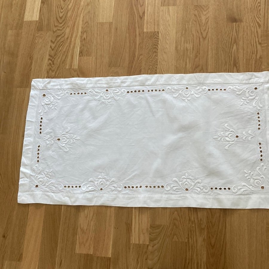 Duk engelskt broderi vit 50 x 96 cm