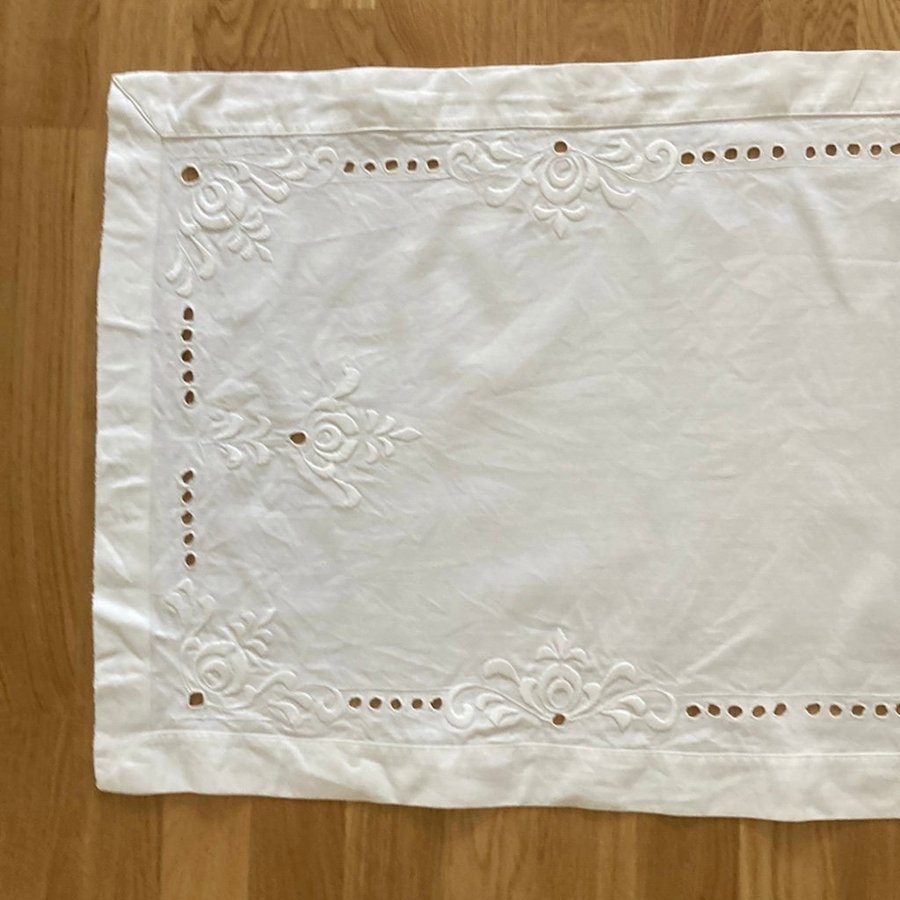 Duk engelskt broderi vit 50 x 96 cm