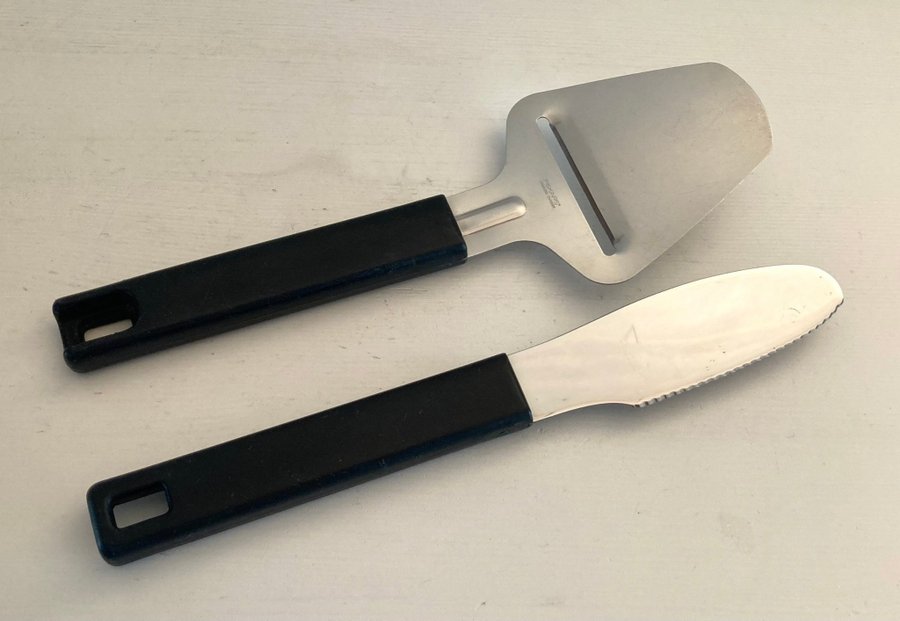 2X Fiskars Sweden. Osthyvel  smörkniv. Kvalitet i bra stabilt skick. Svarta.