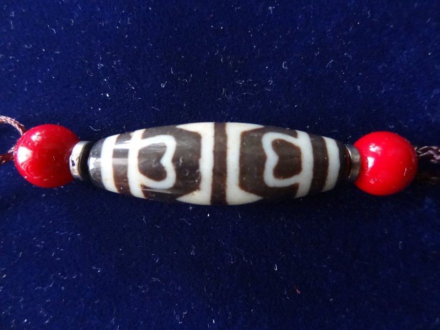 Tibetansk amulett DZI - Buddha ögon