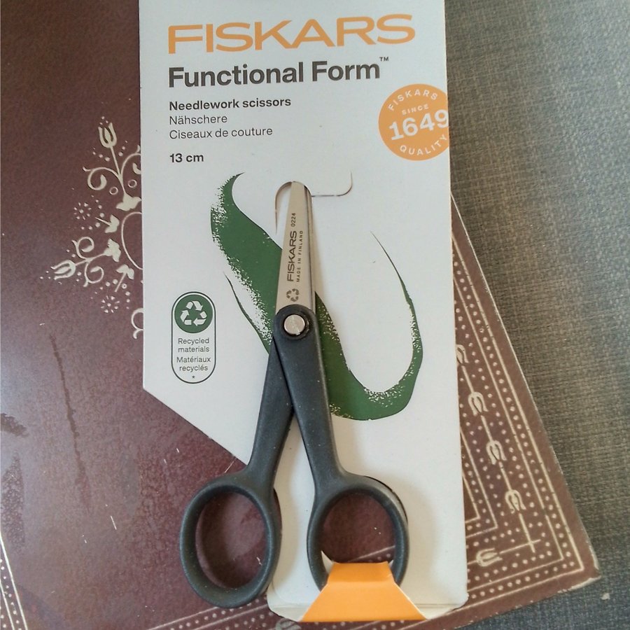 Ny Fiskars Functional Form Sytrådssax 13 cm,lågt utrop.